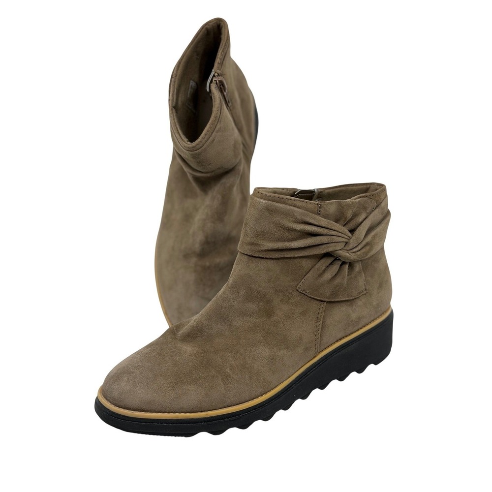 Clarks Collection‎ Sharon Salon Olive Suede Ankle Boots Bow Wedge Booties 7.5 M